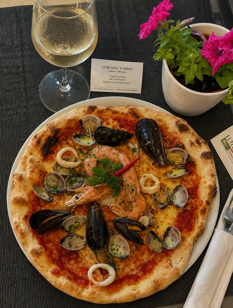 Pizza marinera con marisco en Lungomare
