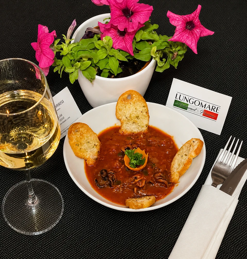 Sopa marinera de Lungomare con pan tostado