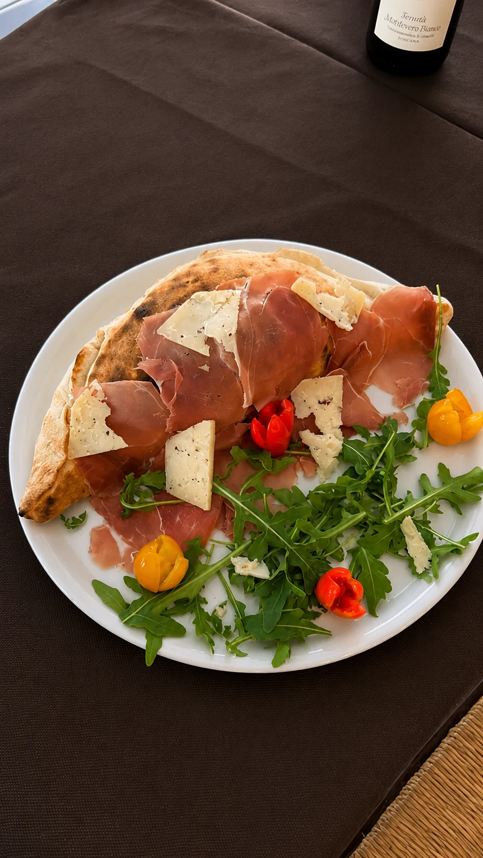 Pizza plegada con jamón curado, rúcula y queso en Lungomare